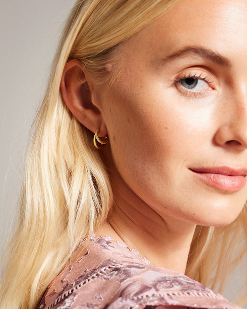 HELIAS-Jewellery-Need A New Go-to Piece? Meet Helias Our Dazzling Double Huggie Hoop Earrings. These Statement Earrings Feature A Striking Contrasting Texture With One Hoop Adorned With Shimmering Crystals For An Extra Touch Of Glamour. Double huggie hoop earrings Contrasting texture One crystal embellished hoop Engraved logo Stud back Comes in Ted Baker branded gift box- Ted Baker Romania